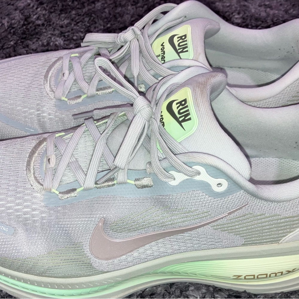 Men Nike Run Vomero 18 Men Sneakers - Light Gray and mint green